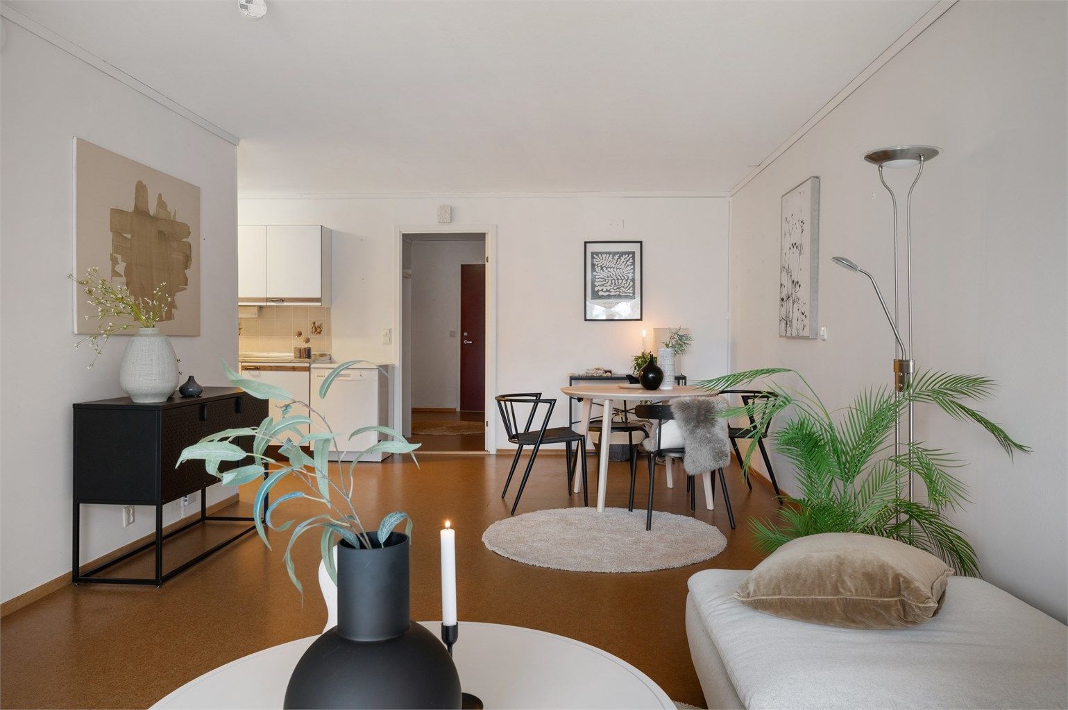 God plass til spisegruppe i det åpne arealet.