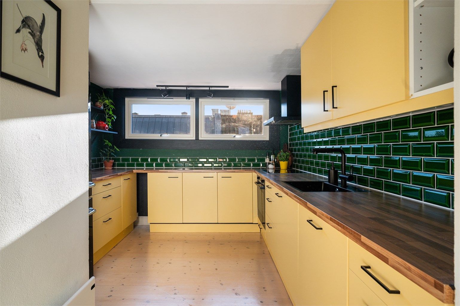 Stilig kjøkken med unike farger og innredning fra Ikea.