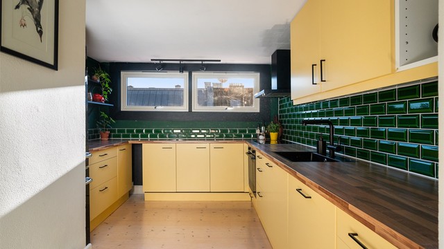 Stilig kjøkken med unike farger og innredning fra Ikea.