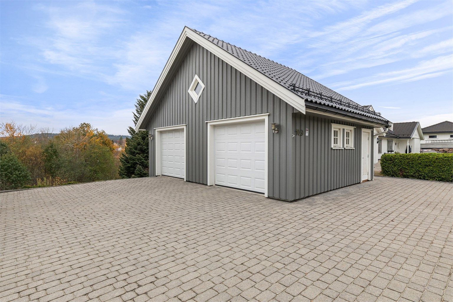 Stenlagt gårdsplass og stor dobbel garasje 