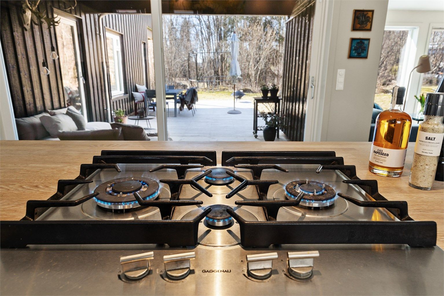 Stilig, nedfelt gassplatetopp fra Gaggenau i kjøkkenøy.