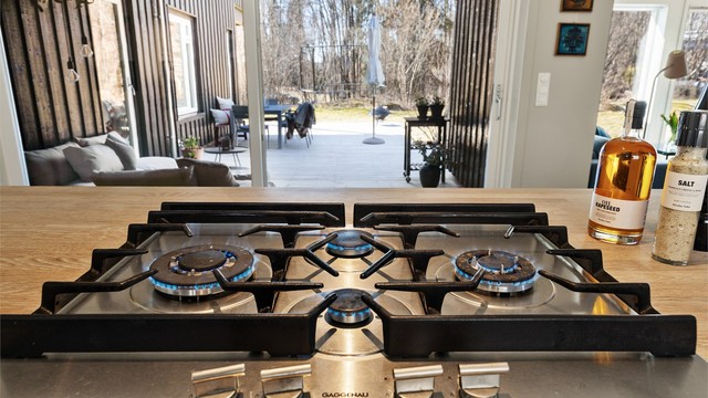 Stilig, nedfelt gassplatetopp fra Gaggenau i kjøkkenøy.