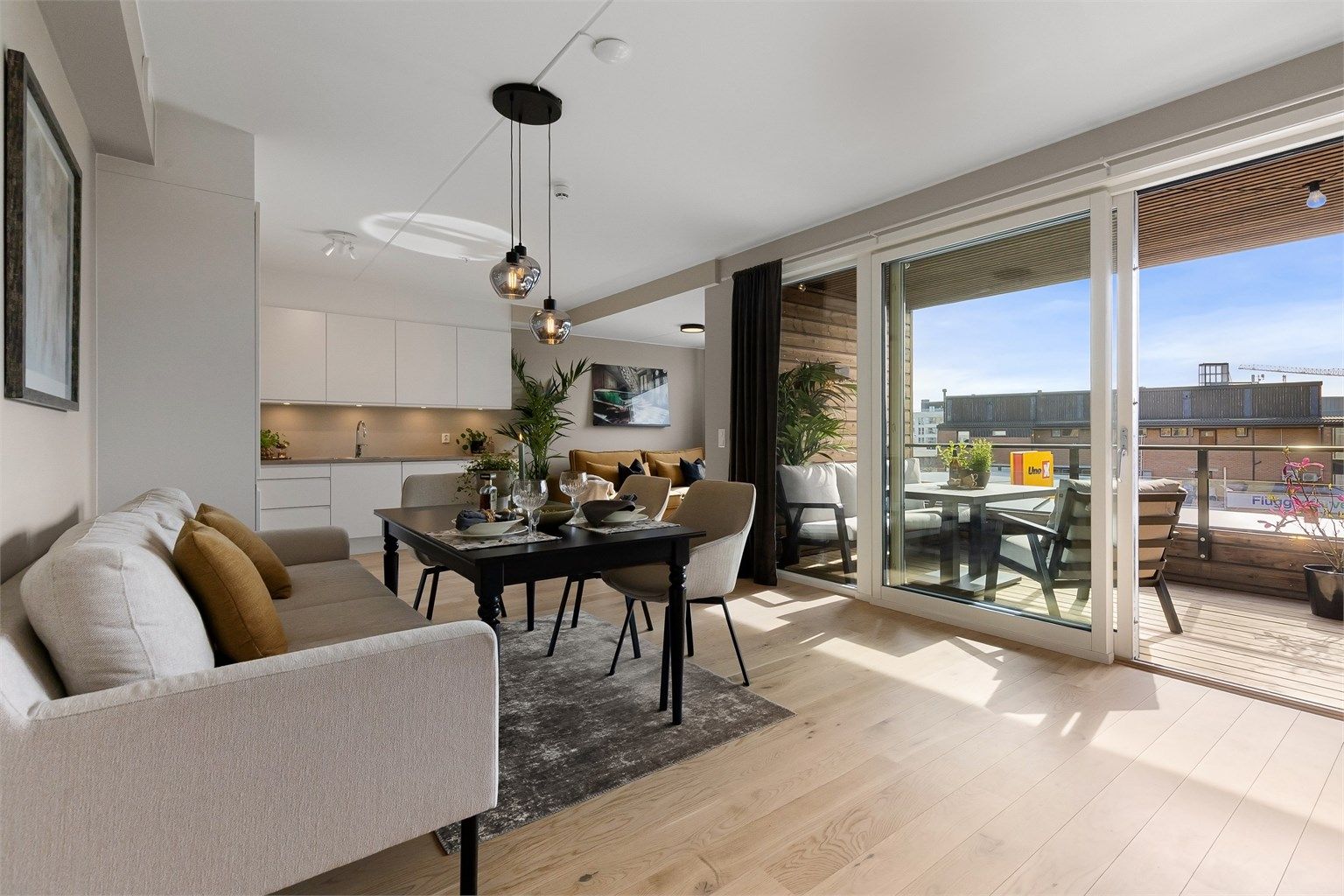 Den sosiale sonen strekker seg naturlig ut på den romslige balkongen via en stor skyvedør.