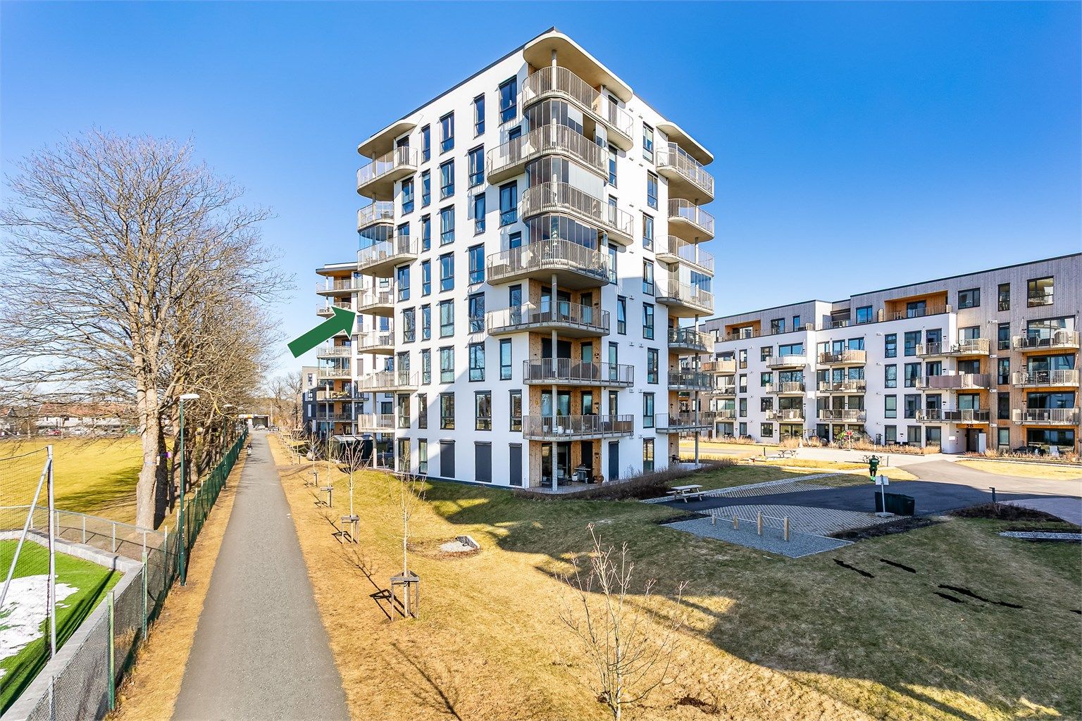 Leiligheten ble ferdigstilt i 2023 og er luftig beliggende i femte etasje, med balkong orientert i vestlig retning.