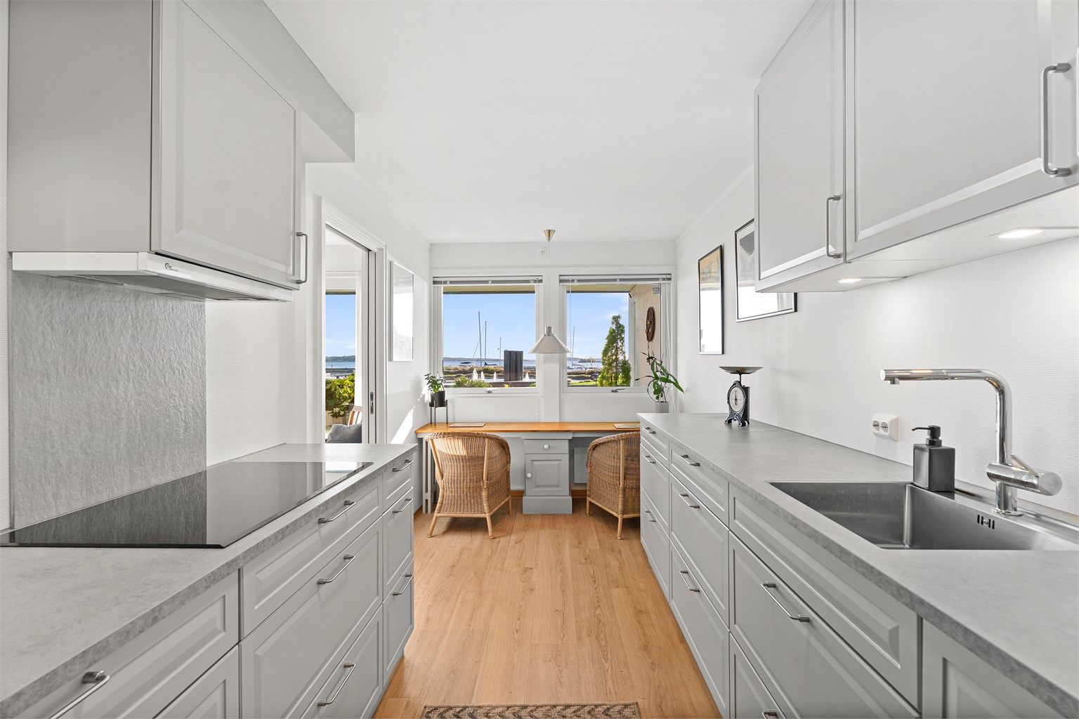 Lekkert kjøkken med kombinasjon av funksjonalitet og moderne uttrykk.