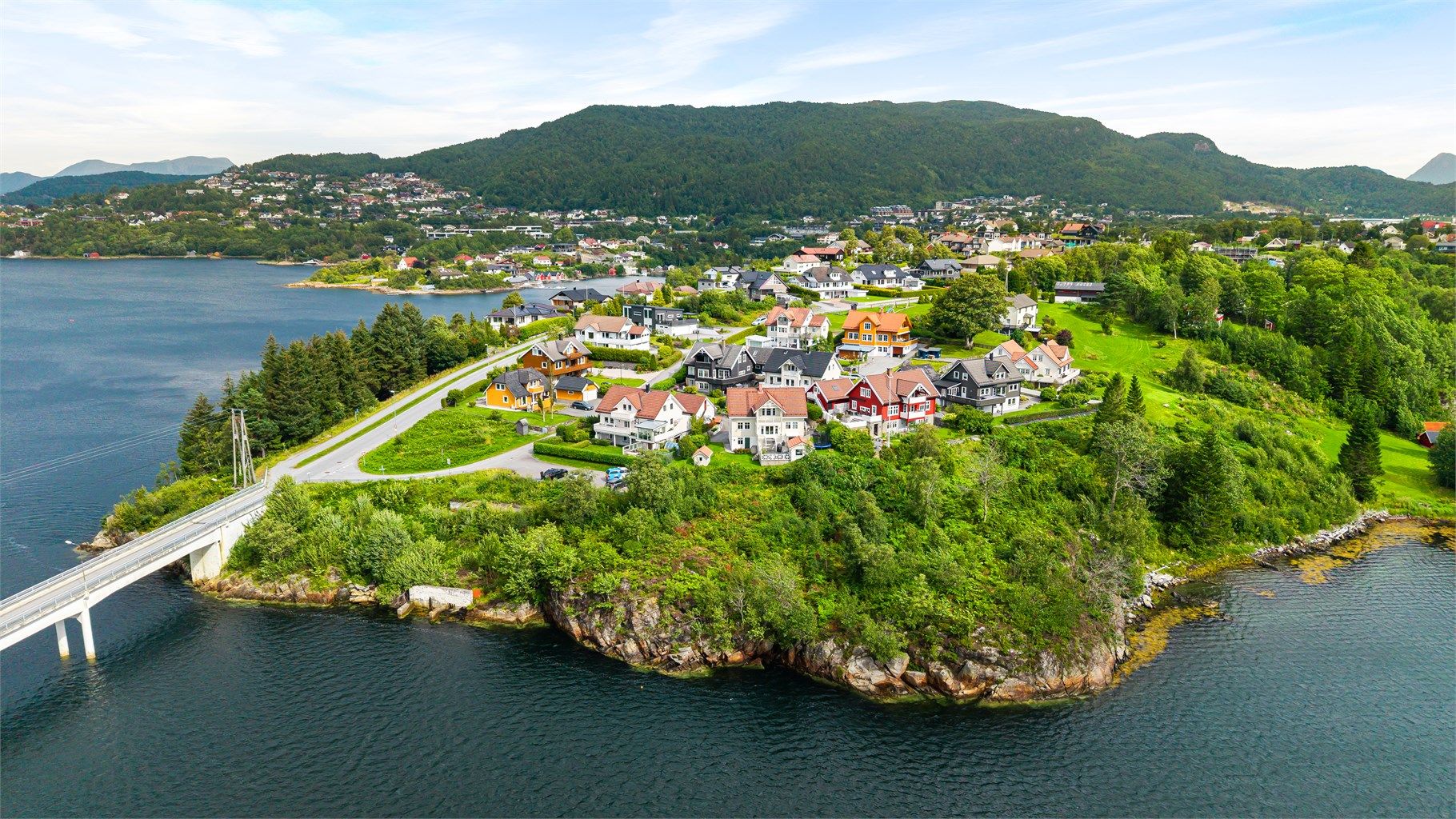 Kort gangavstand til barnehage, barneskole og flotte turområder.