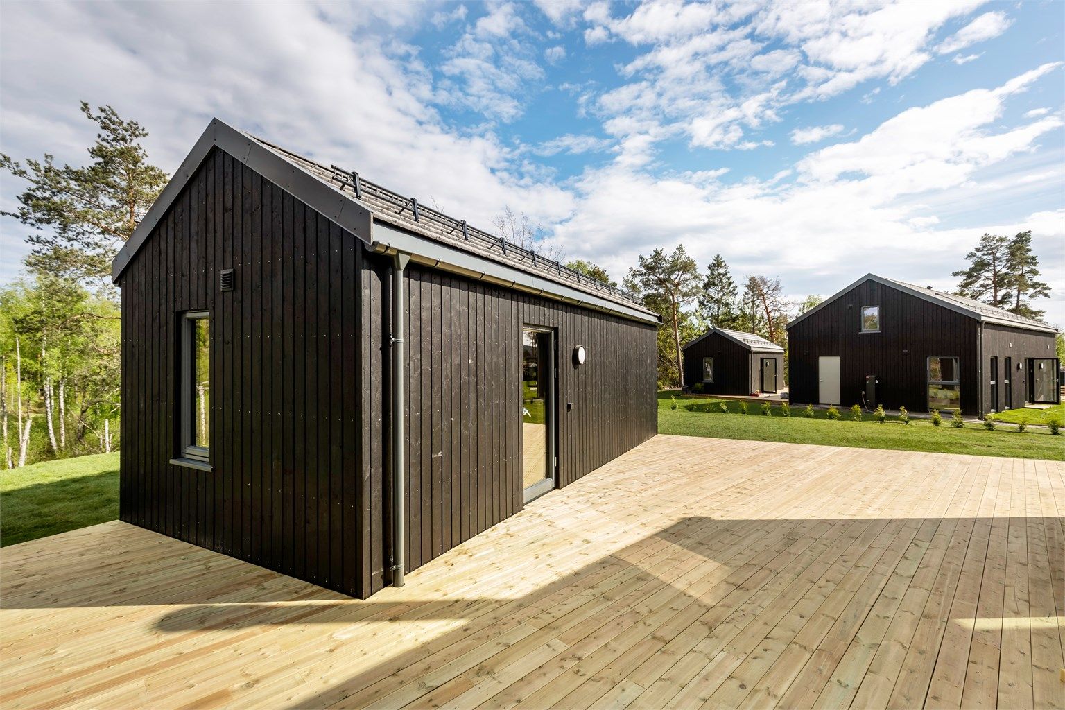 Terrassen binder hytta og annekset sammen.