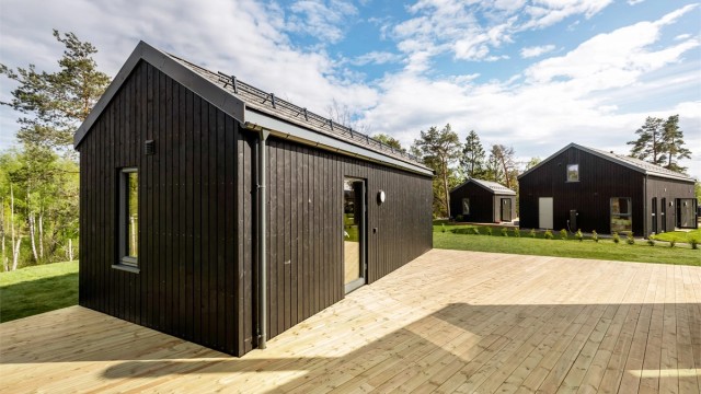 Terrassen binder hytta og annekset sammen.