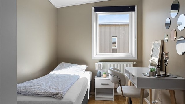 Det andre soverommet egner seg godt som barnerom, gjesterom eller kontor.