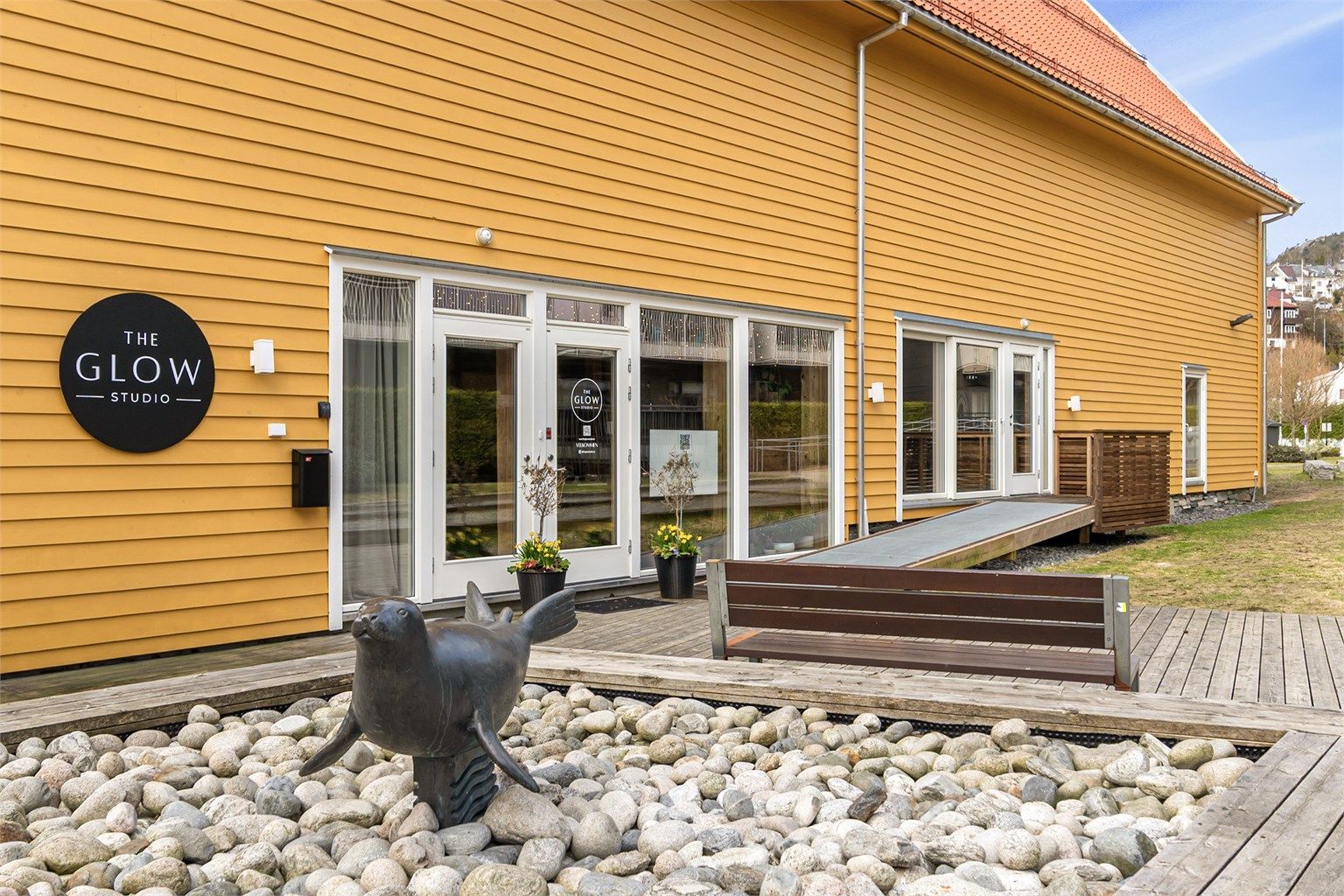 - I umiddelbar nærhet ligger dette bygget. Her har man en ekstern bod på ca. 5 kvm -