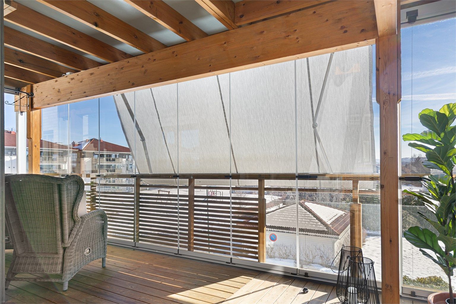 Stor innglasset terrasse utenfor stuen - Flere av vinduene kan åpnes/skyves - I tillegg er det en stor markise 