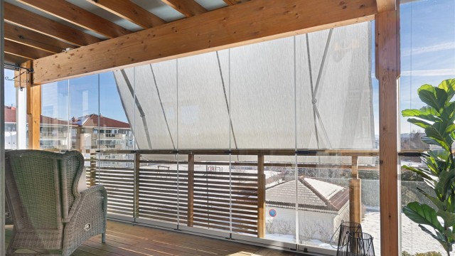 Stor innglasset terrasse utenfor stuen - Flere av vinduene kan åpnes/skyves - I tillegg er det en stor markise
