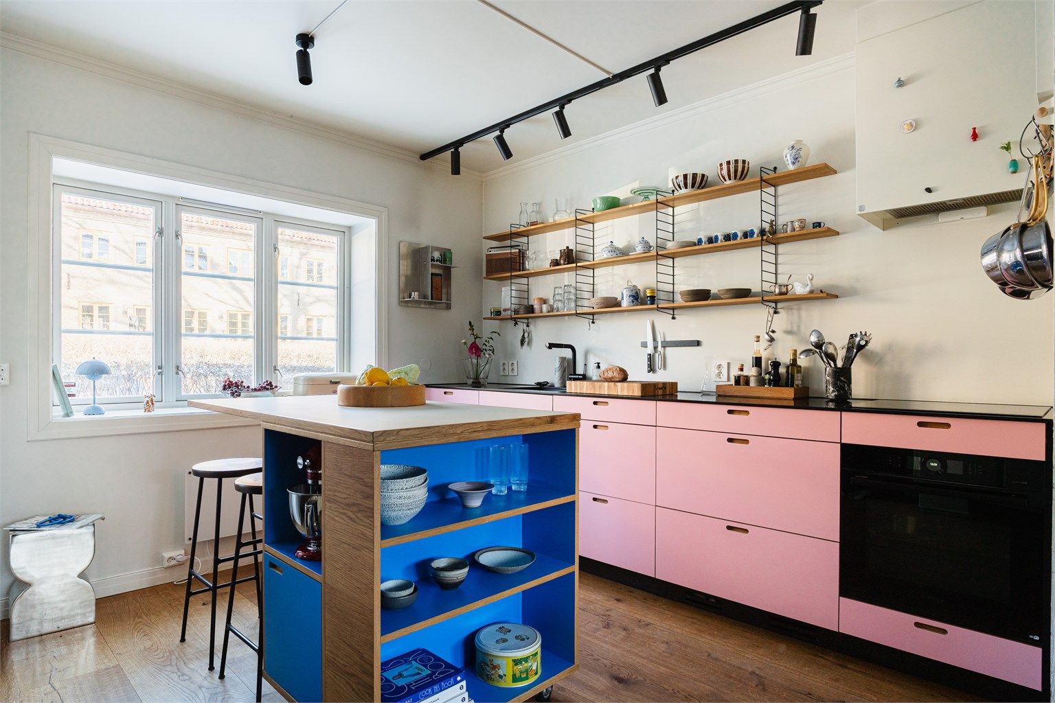 Kjøkkenet er snekkerbygget av Morten Engebretsen og ble installert i 2021.