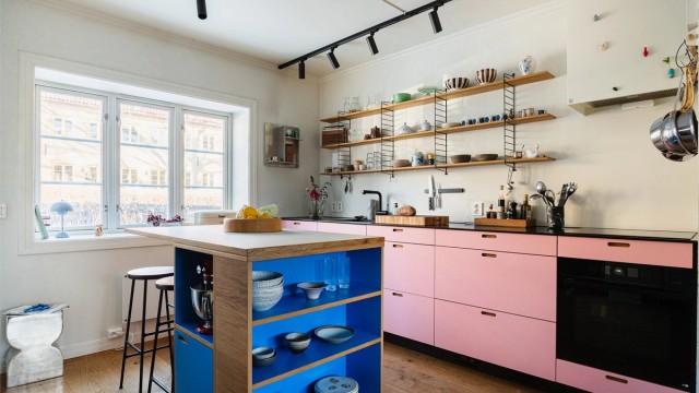 Kjøkkenet er snekkerbygget av Morten Engebretsen og ble installert i 2021.