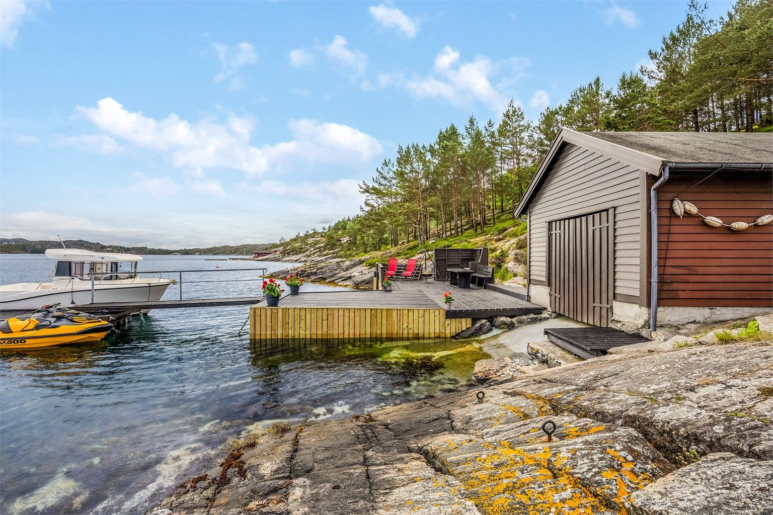 Eiendommen byr på flotte muligheter for bading og vannsport fra egen tomt.