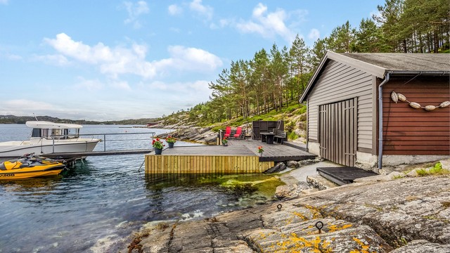 Eiendommen byr på flotte muligheter for bading og vannsport fra egen tomt.