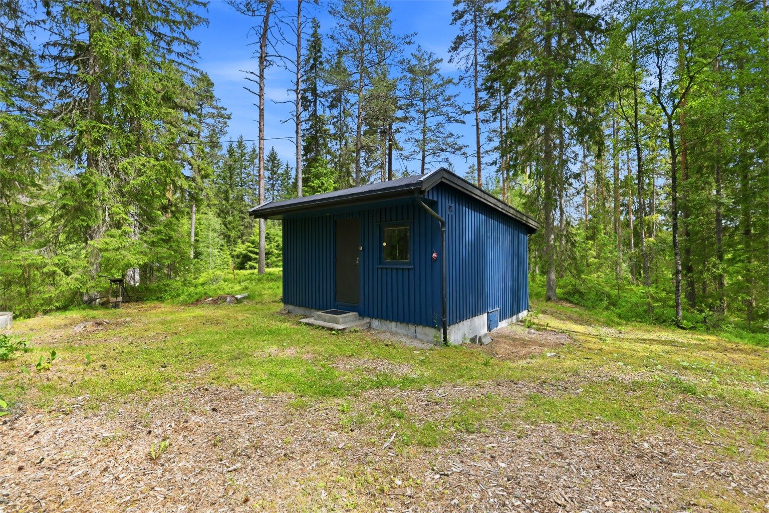 Velkommen til Lønsvollveien 71, en koselig liten hytte på stor skogstomt på over 4600 kvm ca. 30 kvm til Oslo sentrum og 12 kvm til Lillestrøm sentrum. Perfekt dagsturhytte eller helgehytte i fin nærhet til bysentra.