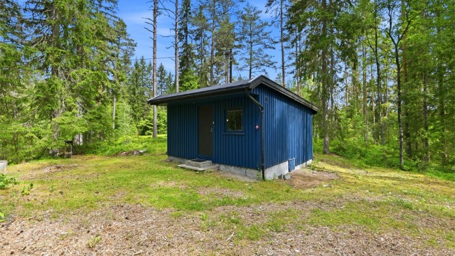 Velkommen til Lønsvollveien 71, en koselig liten hytte på stor skogstomt på over 4600 kvm ca. 30 kvm til Oslo sentrum og 12 kvm til Lillestrøm sentrum. Perfekt dagsturhytte eller helgehytte i fin nærhet til bysentra.