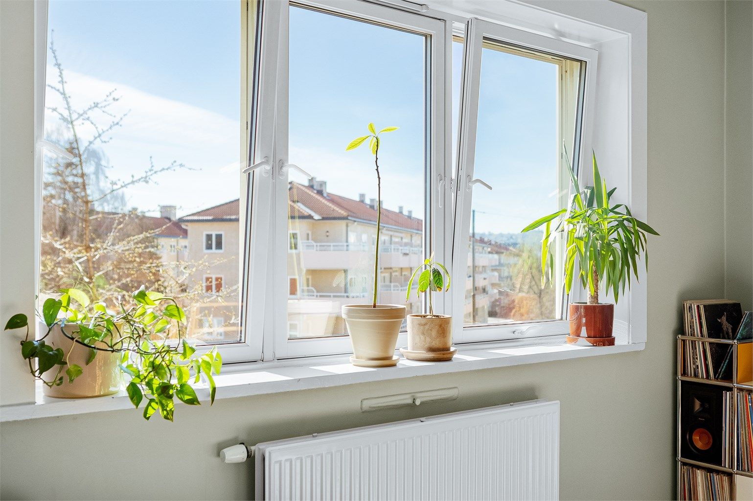 Beliggenheten er sentral, med gangavstand til Sofienbergparken, Grünerløkka og Carl Berner. Trikk og buss er kun tre minutter unna.