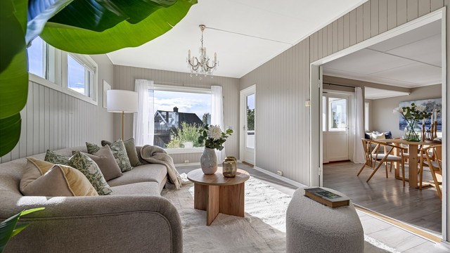 Både fra stuen og spisestuen har du mulighet for og komme deg ut til balkongen.