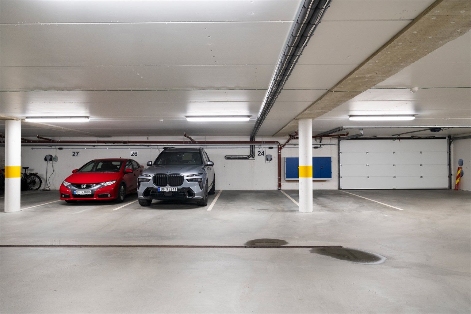 Leiligheten har 4 parkeringsplasser i garasjeskjeller hvor 2 har montert el-bil ladere