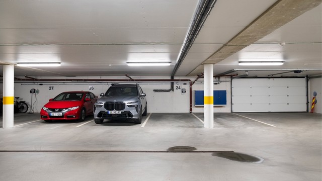 Leiligheten har 4 parkeringsplasser i garasjeskjeller hvor 2 har montert el-bil ladere