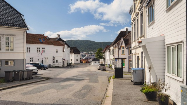 Kollektivtilbudet er godt, med busstopp i Øvre Sandviksvei bare et par minutters gange fra leiligheten.