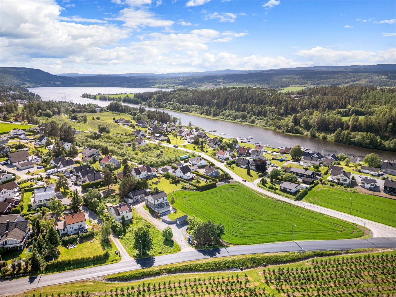 Meget kort vei ned til Fiskumvannet med flotte bade-, fiske og turmuligheter
