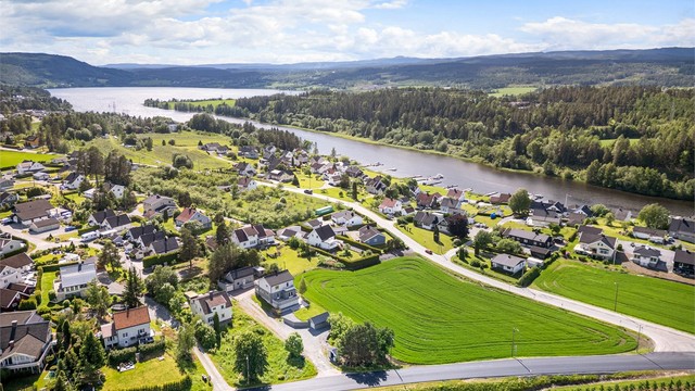 Meget kort vei ned til Fiskumvannet med flotte bade-, fiske og turmuligheter