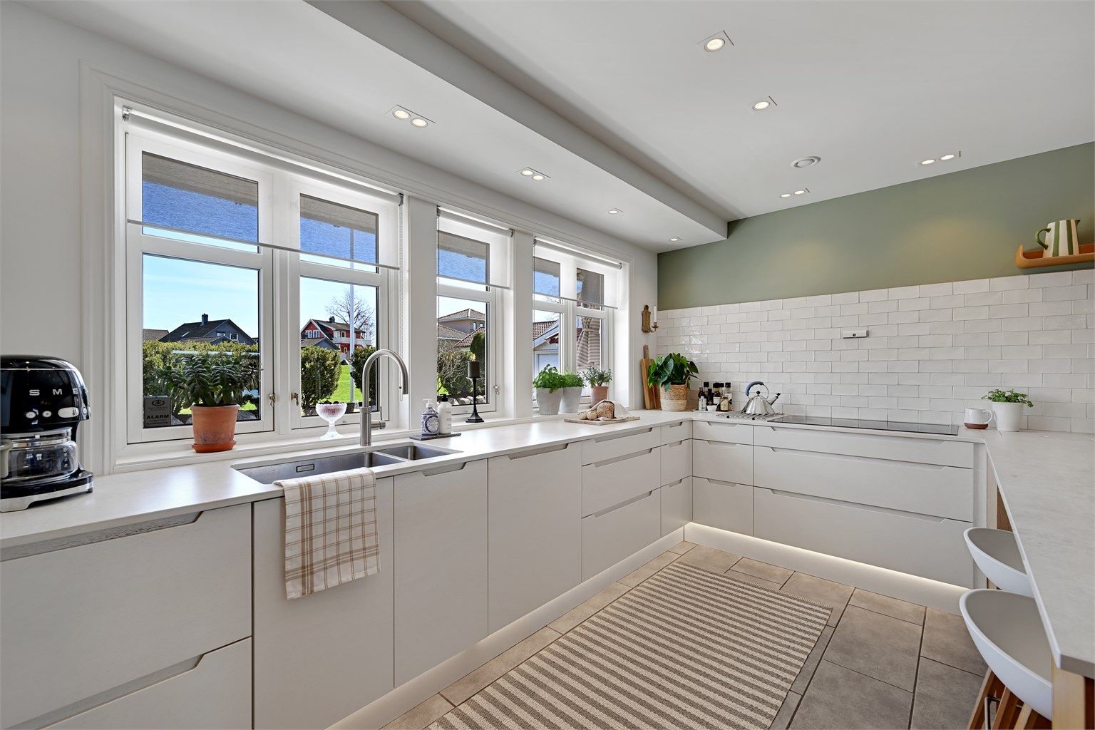 Innredningen har glatte fronter og en solid benkeplate i Dekton.