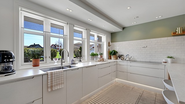 Innredningen har glatte fronter og en solid benkeplate i Dekton.