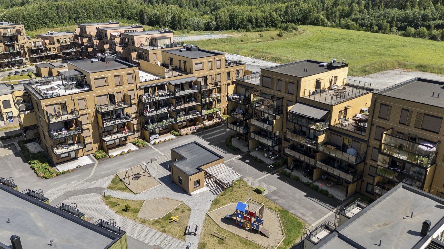 Fabeltunet boligsameie består av leiligheter og rekkehus samlet rundt et felles tun.