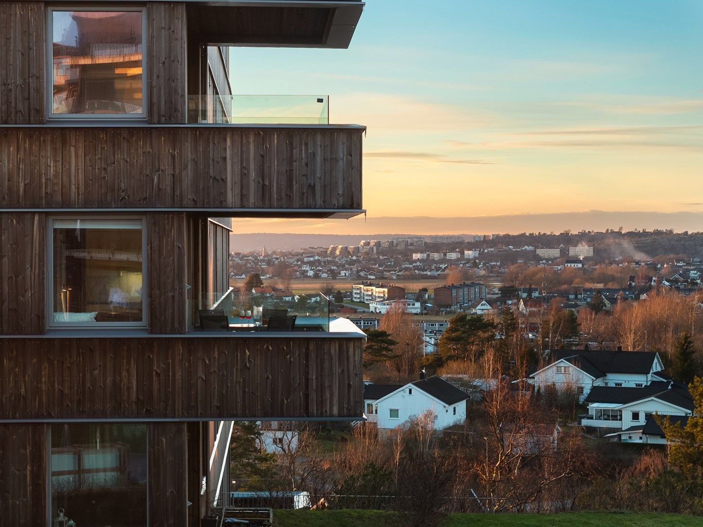 Balkongen har kvaliteter som uhindret utsikt mot vest og kveldssol sommerstid, helt til solen går ned.