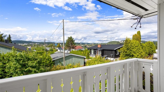 Fra balkongen er det utsyn over nærområdet og det trivelige nabolaget.