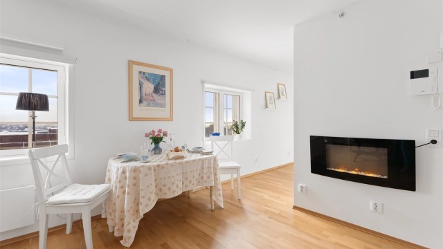 Stuen er romslig, og har plass for sofagruppe, TV-seksjon, spiseplass og annet passende møblement