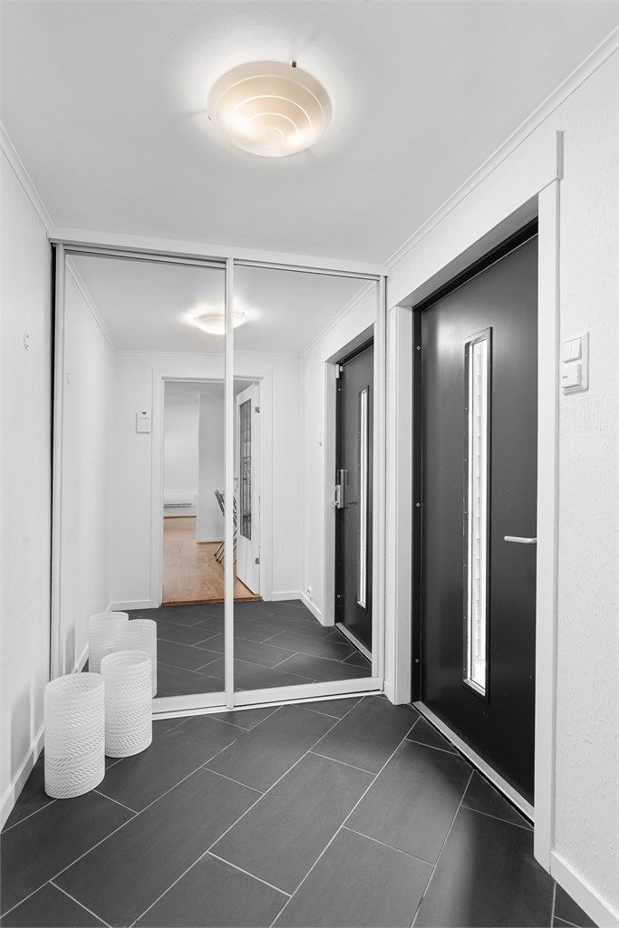 Vindfang med gulvvarme og skyvedørsgarderobe