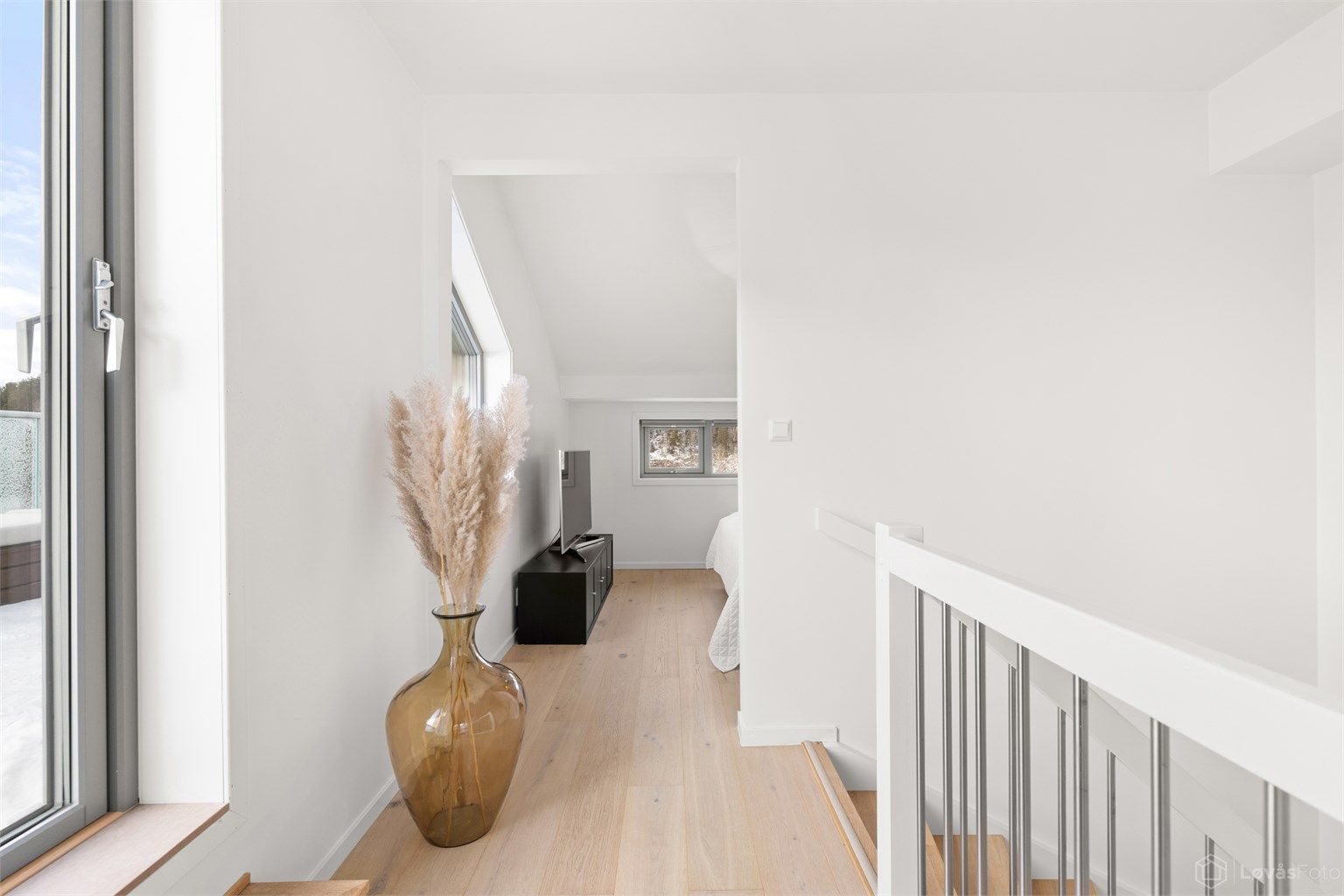 Fra gangen i toppetasjen er det utgang til takterrassen på 18 m².