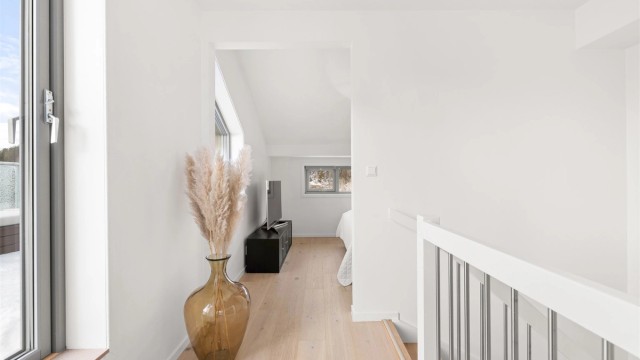 Fra gangen i toppetasjen er det utgang til takterrassen på 18 m².