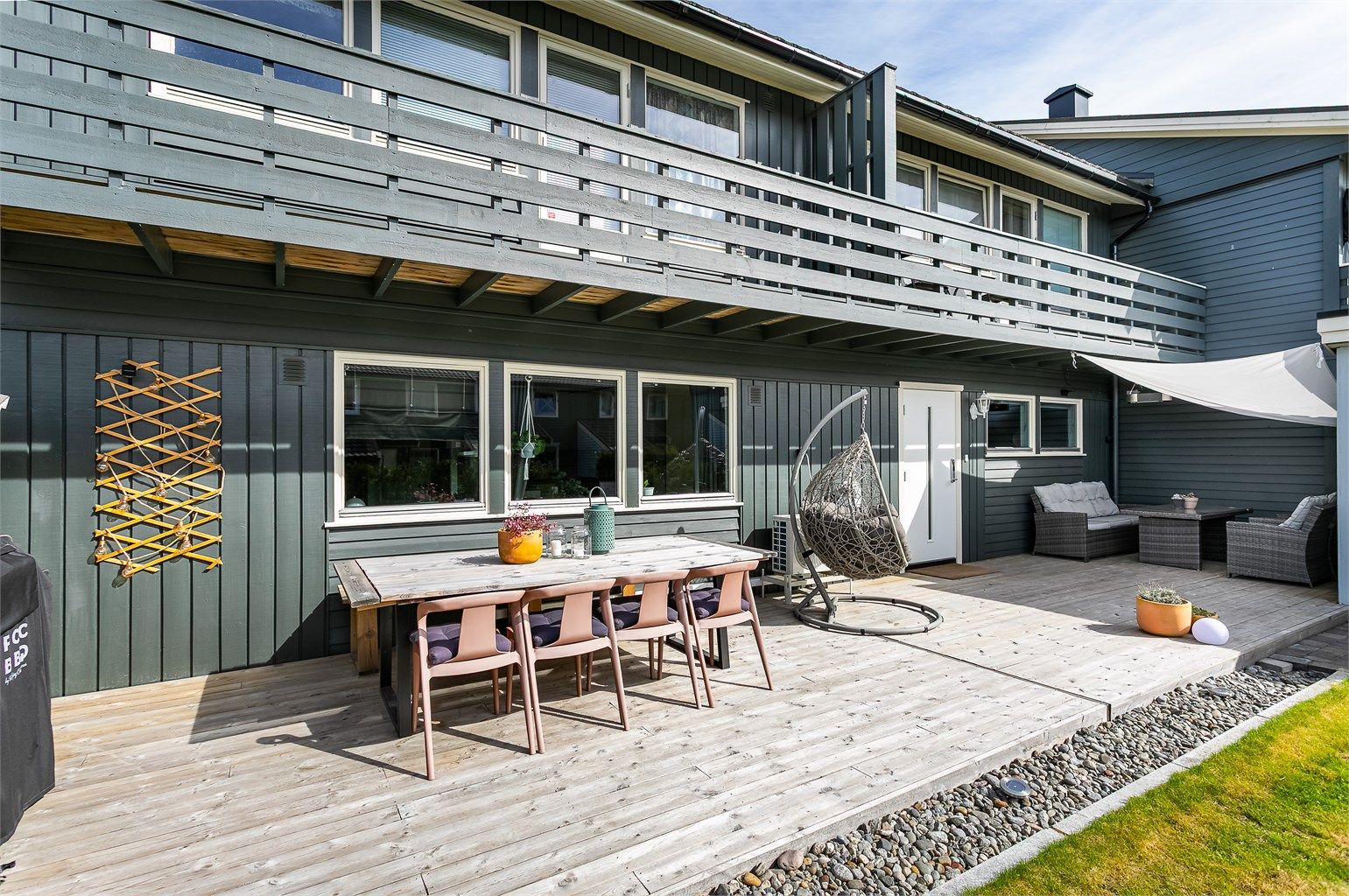 Leiligheten er i senere år betydelig oppgradert innvendig og har i tillegg påkostede utearealer som inviterer til aktiv bruk.