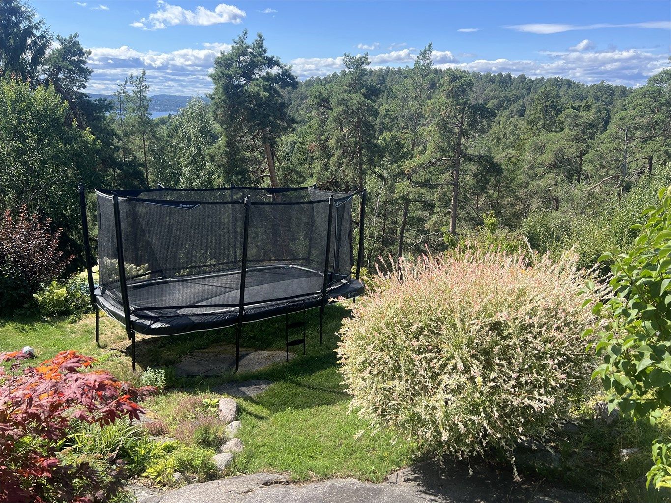 Lettstelt hage med plass til blant annet trampoline