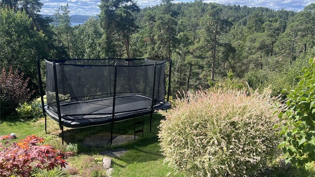 Lettstelt hage med plass til blant annet trampoline