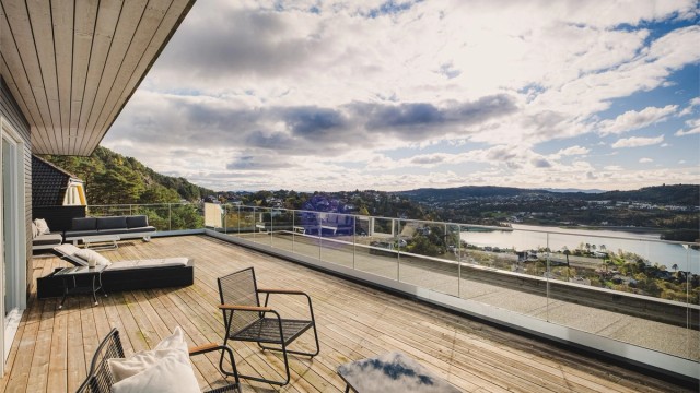 Takterrassen har god plass til flere sittegrupper og solsenger.