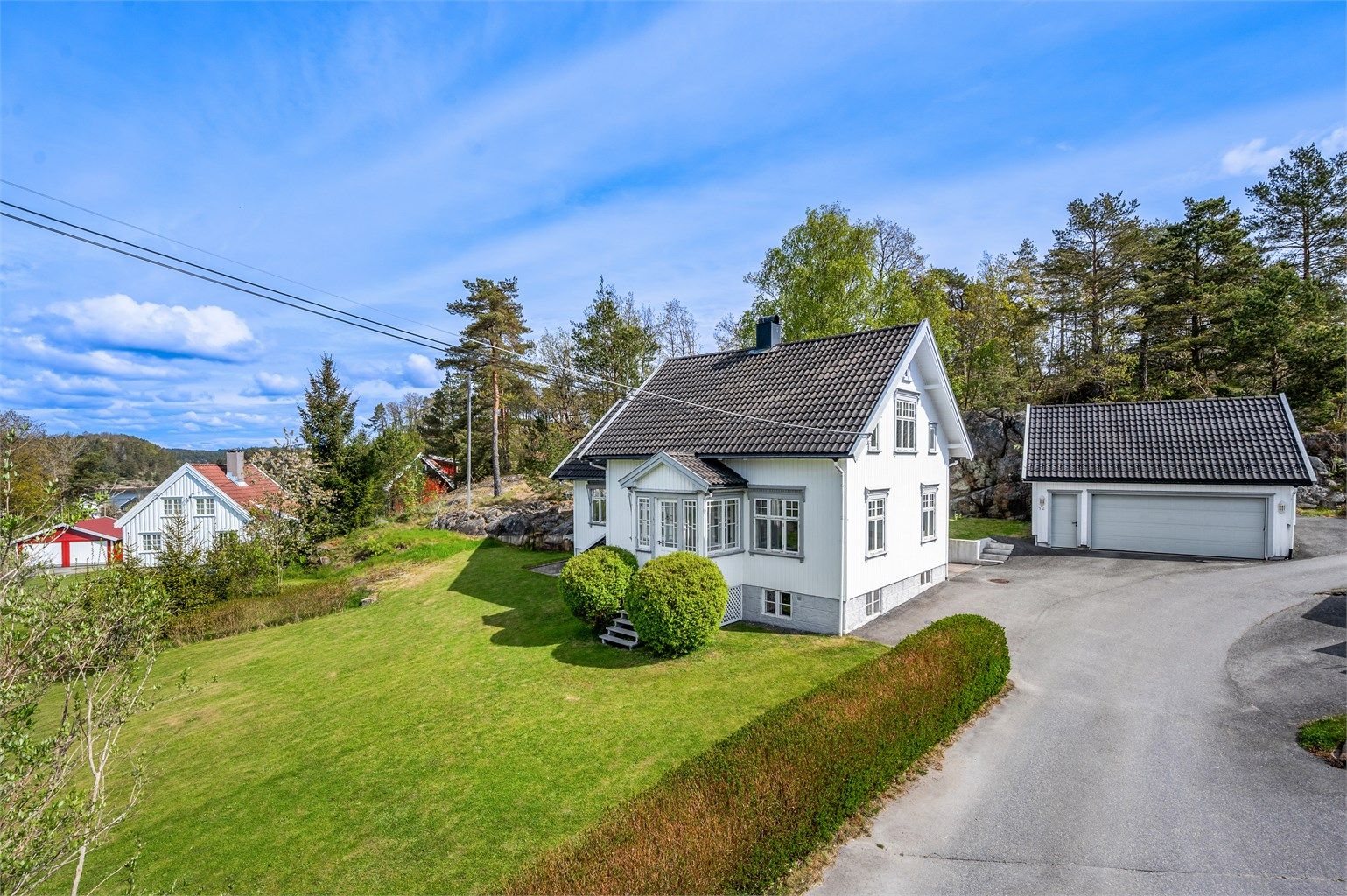 Velkommen til Kongshavnveien 12! En innholdsrik klassisk enebolig med stor og fin hage, solrikt beliggende på Kongshavn. 