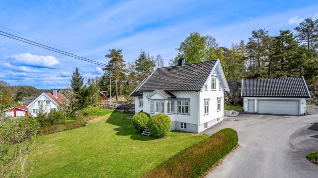 Velkommen til Kongshavnveien 12! En innholdsrik klassisk enebolig med stor og fin hage, solrikt beliggende på Kongshavn.