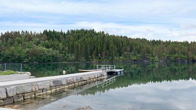 Både molo og naust gir eiendommen en maritim karakter og enestående bruksmuligheter