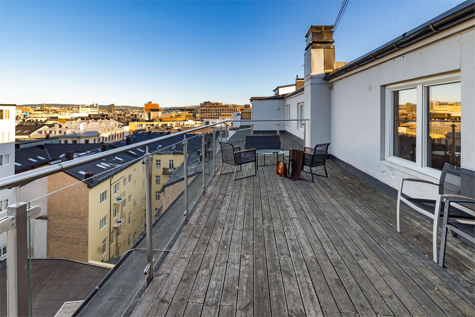Felles takterrasse med utsikt over Oslo by.