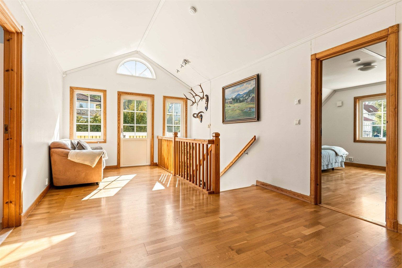 Loftstuen i andre etasje fungerer som et bindeledd mellom soverommene og har downlights i himlingen.