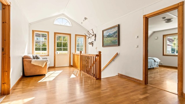 Loftstuen i andre etasje fungerer som et bindeledd mellom soverommene og har downlights i himlingen.
