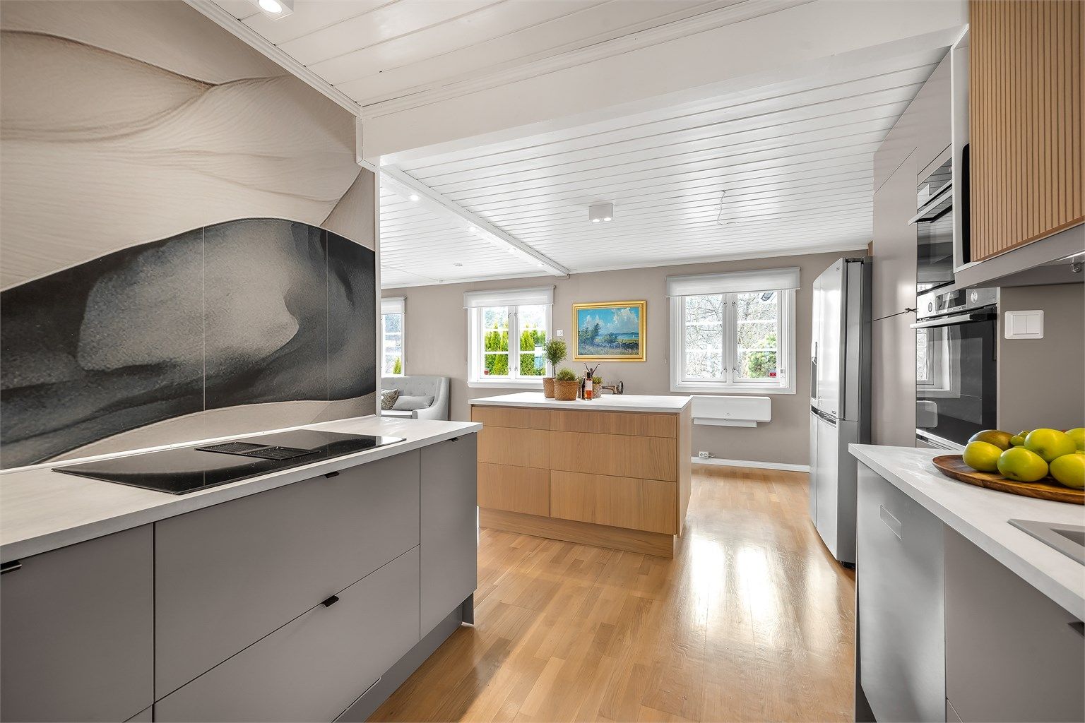 En luft-til-luft varmepumpe fra Fujitsu er plassert på veggen i kjøkkenet for effektiv oppvarming.