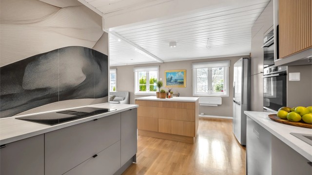 En luft-til-luft varmepumpe fra Fujitsu er plassert på veggen i kjøkkenet for effektiv oppvarming.